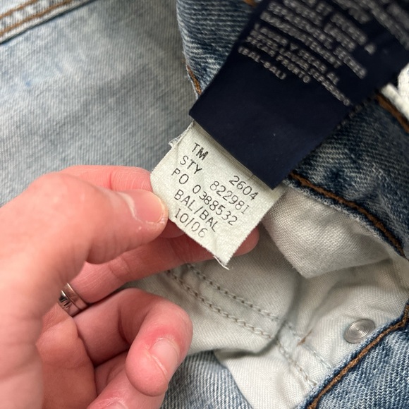 Vintage 2000’s Tommy Hilfiger Men's Light Blue Distressed Jeans - Picture 8 of 8